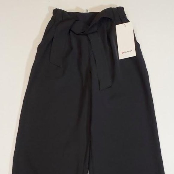 Size 2 - Lululemon Noir Crop - Picture 2 of 4